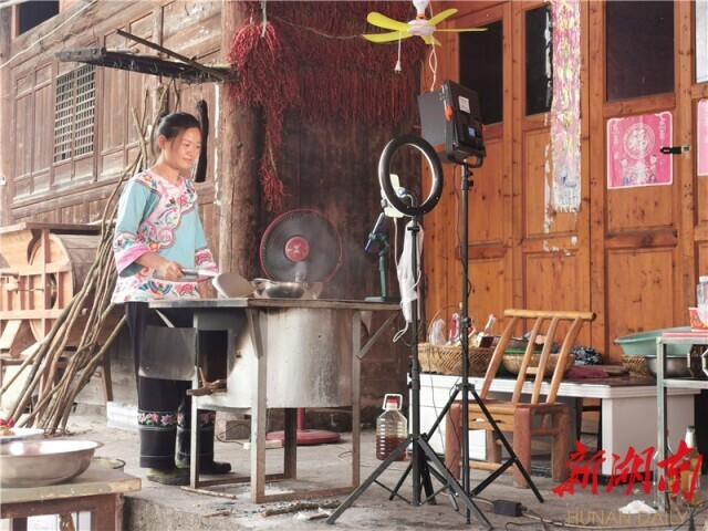 古丈县岩头寨镇磨刀村:山寨里来了位美女网红