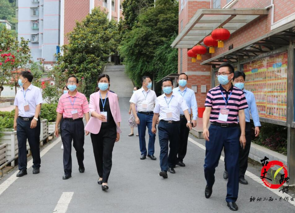 湘西州委常委杨彦芳深入古丈一中考点指导高考工作