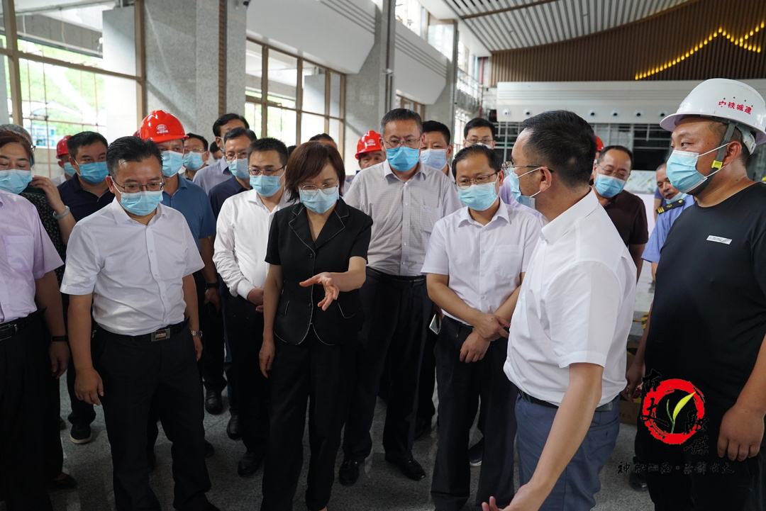 省委常委、常务副省长谢建辉视察张吉怀高铁古丈西站建设情况