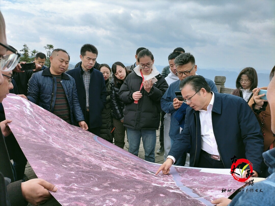 古丈县委书记邓晓东带领旅游外商深入坐龙峡村开展乡村旅游开发工作