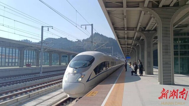 乘最美高铁 游茶乡古丈——古丈县高铁旅游季启动仪式现场速写