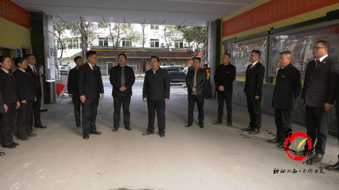邓晓东一行春节前走访慰问驻县官兵、公安干警及困难群众