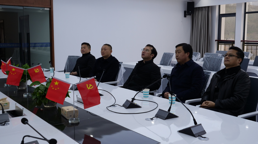 春节假期第一天 陈瑞到县气象局调研