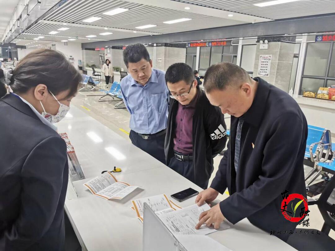 刘学书走进县政务服务大厅开展“走流程、解难题、优服务”行动