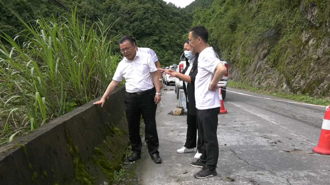 邓晓东深入乡镇实地察看受灾情况