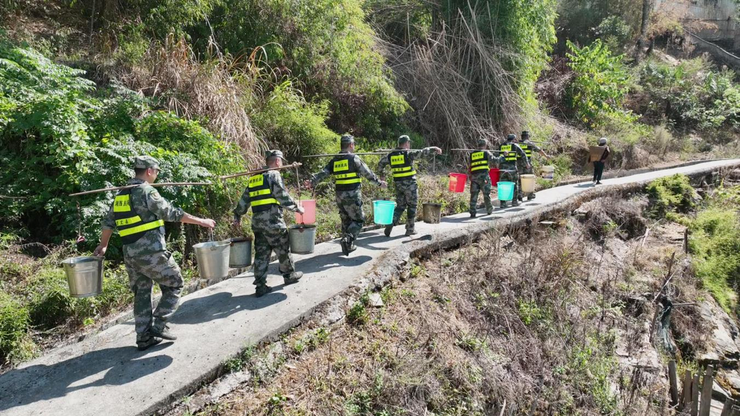 ​湘西古丈：民兵应急解民忧 送水进村润民心