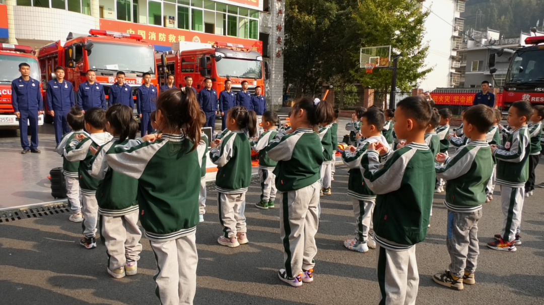 湘西古丈：“萌娃”走进消防站  消防体验“零距离”