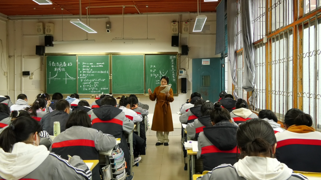 田芳：教书育人，用劳模精神点亮学生心灵