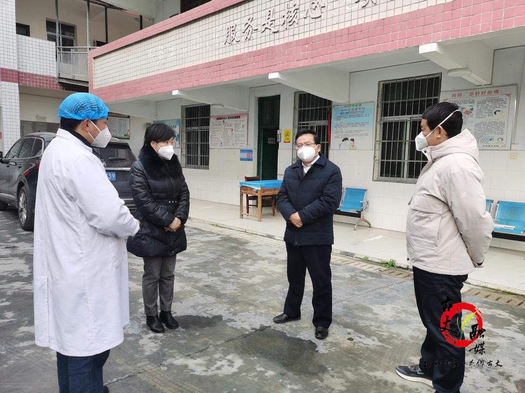 邓晓东深入坪坝镇等地检查指导疫情防控、医疗物资配备等工作