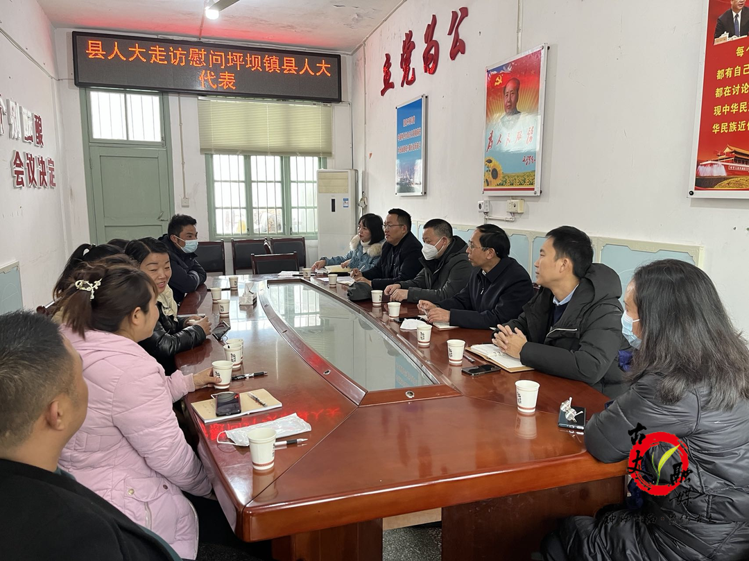 座谈会上唐勇一行与代表们亲切交谈,详细询问他们的生产生活,家庭经济