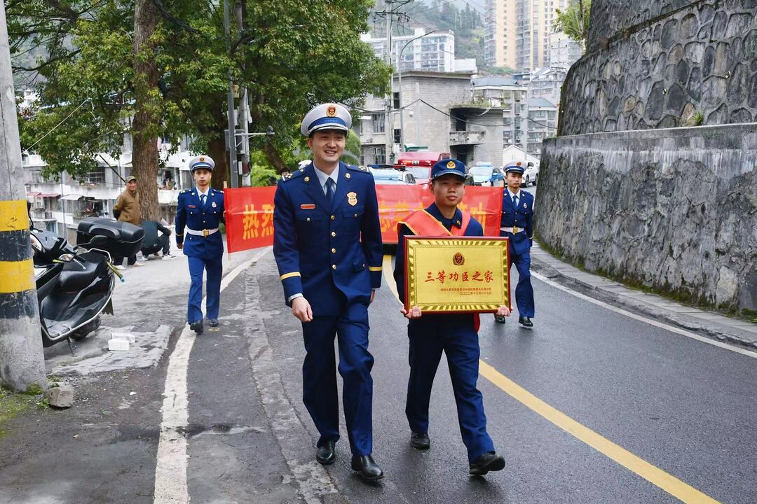 送奖到岗、送奖到家：让“小奖状”焕发“大能量”
