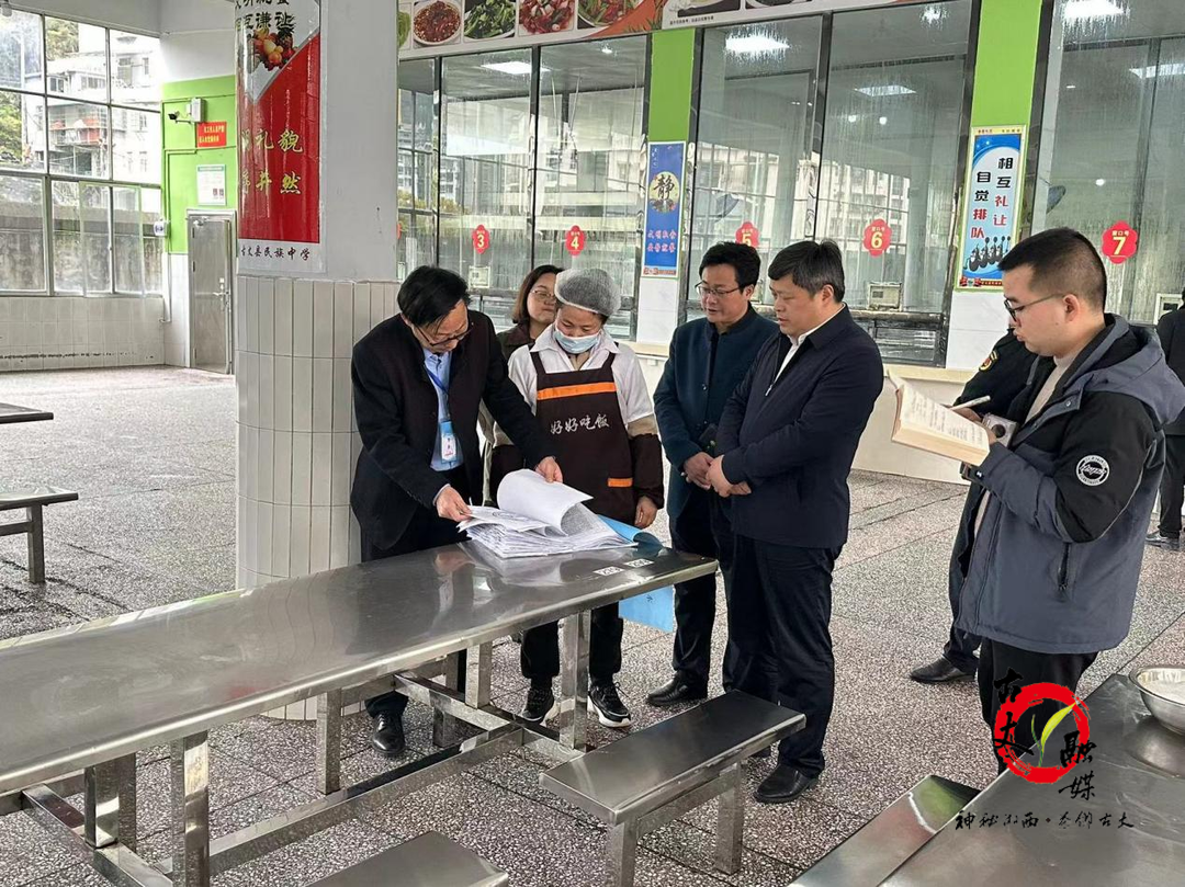 麻学清深入县民族中学开展食品安全“两个责任”现场督导