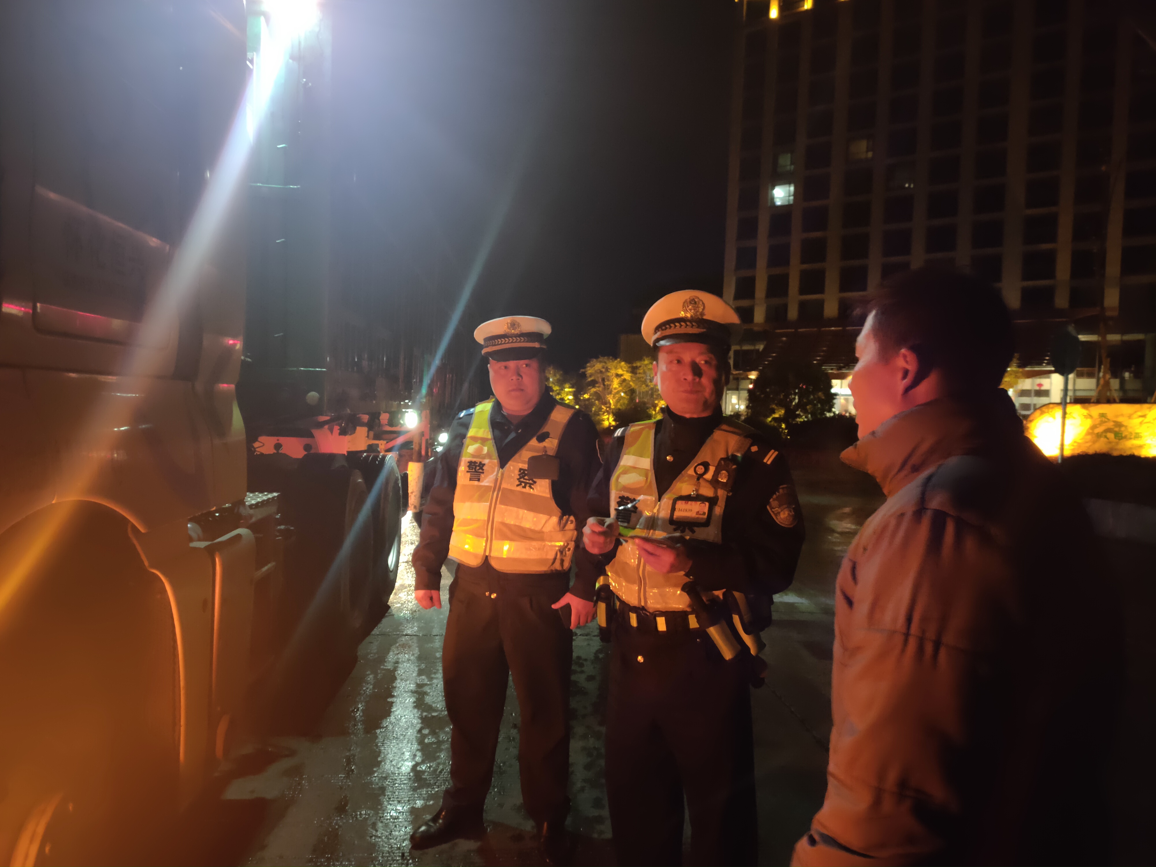 湘西古丈：开展夜查整治行动 全力筑牢夜间交通安全防线