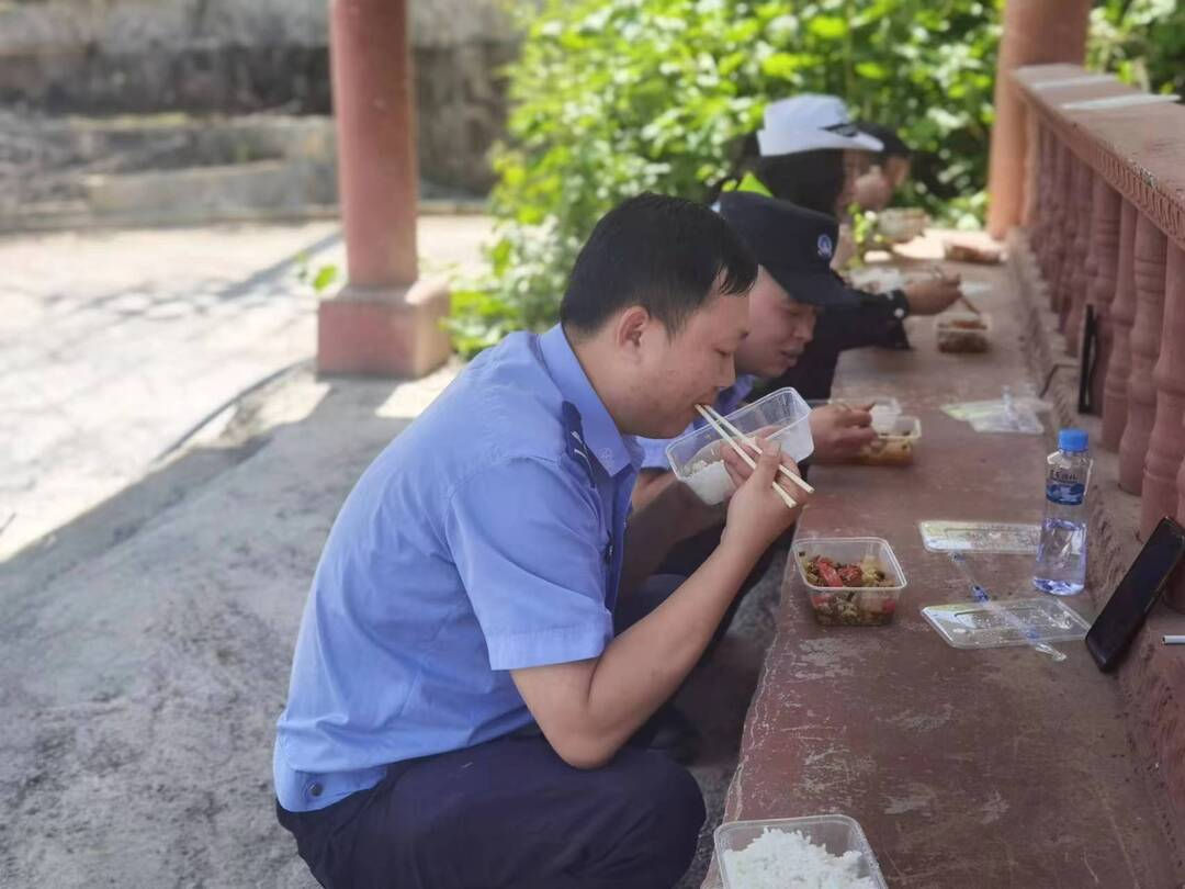五一我在岗｜古丈公安交警坚守岗位保畅通