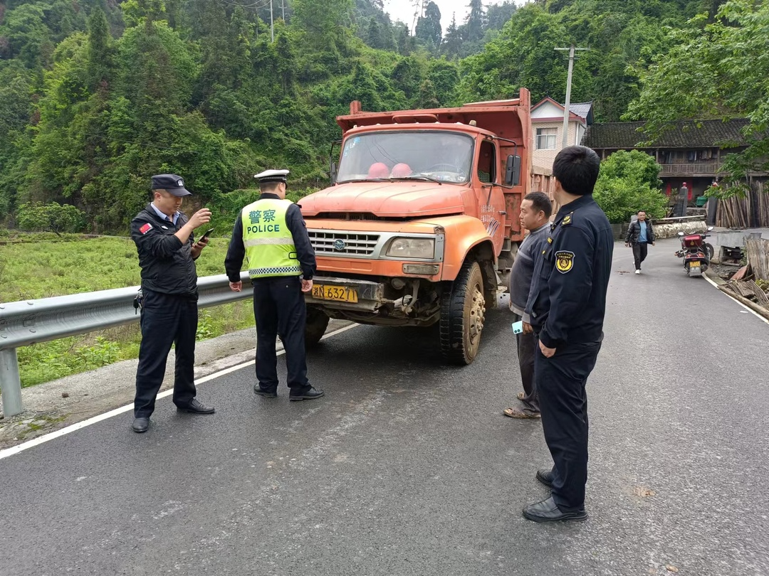 古丈县公安交警联合多部门开展农村交通整治行动