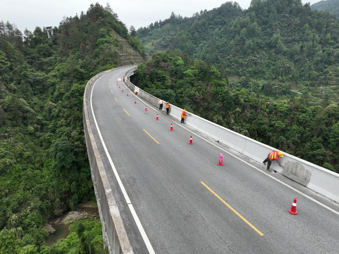 大干快干 真抓实干 湘西古丈公路人这样干