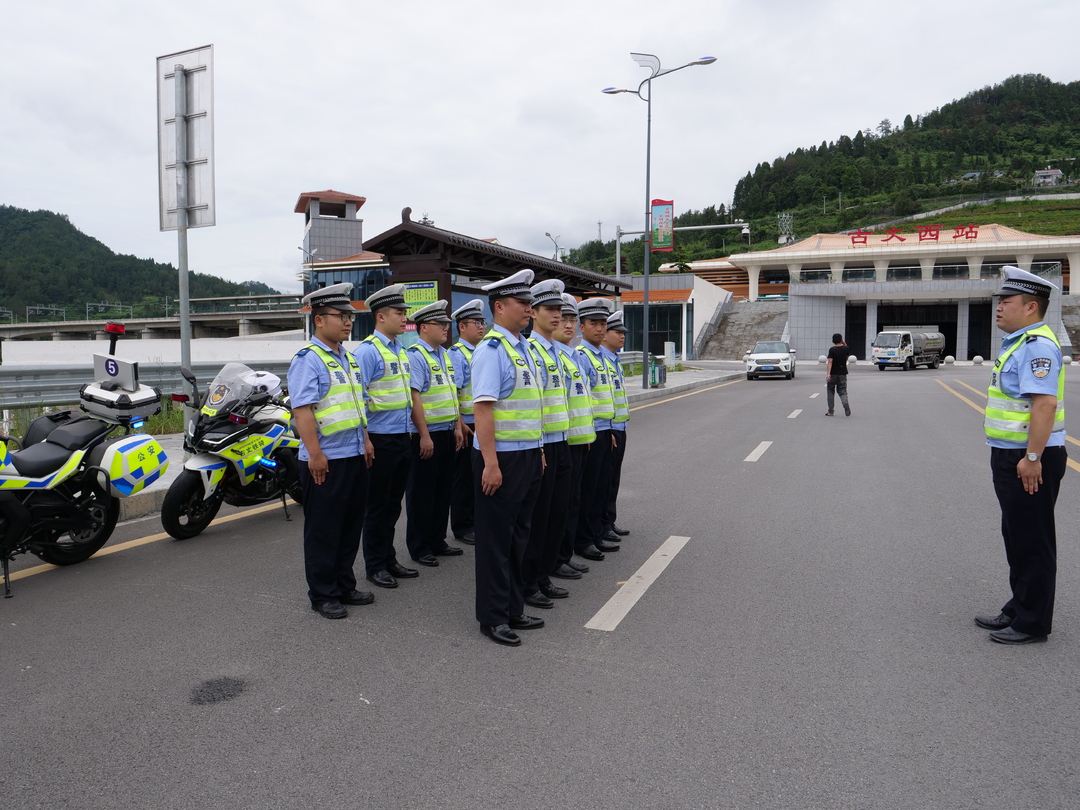 “爱心送考 护航圆梦”：古丈交警联合县交通运输局、茶投公司开展爱心送考活动