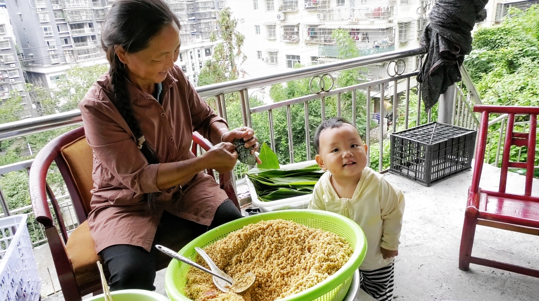 湘西古丈：手工粽提前热卖 用味道温暖人心