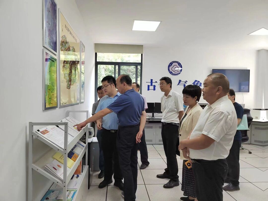 湘西州人大常委会调研指导古丈县气象局工作