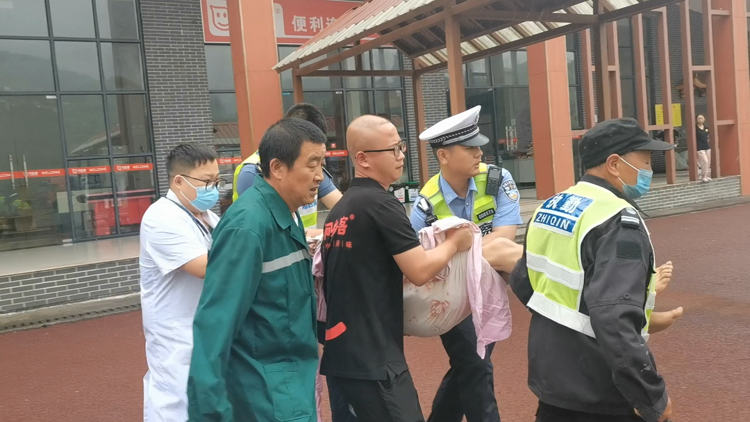 湘西古丈：男子行车途中突发疾病  高速交警及时前往救助