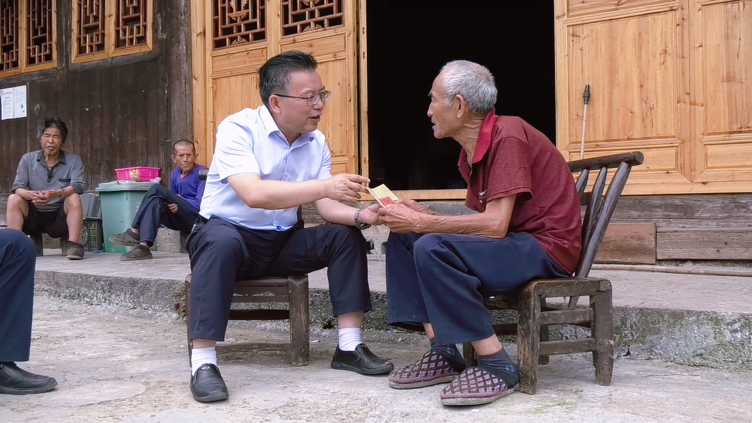 湘西古丈：邓晓东深入断龙山镇杨家河村慰问困难党员并调研软弱涣散党组织整顿工作
