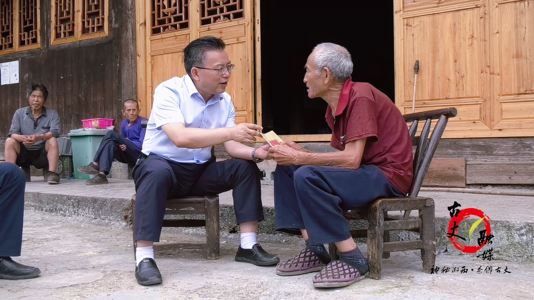 邓晓东深入断龙山镇杨家河村慰问困难党员并调研软弱涣散党组织整顿工作