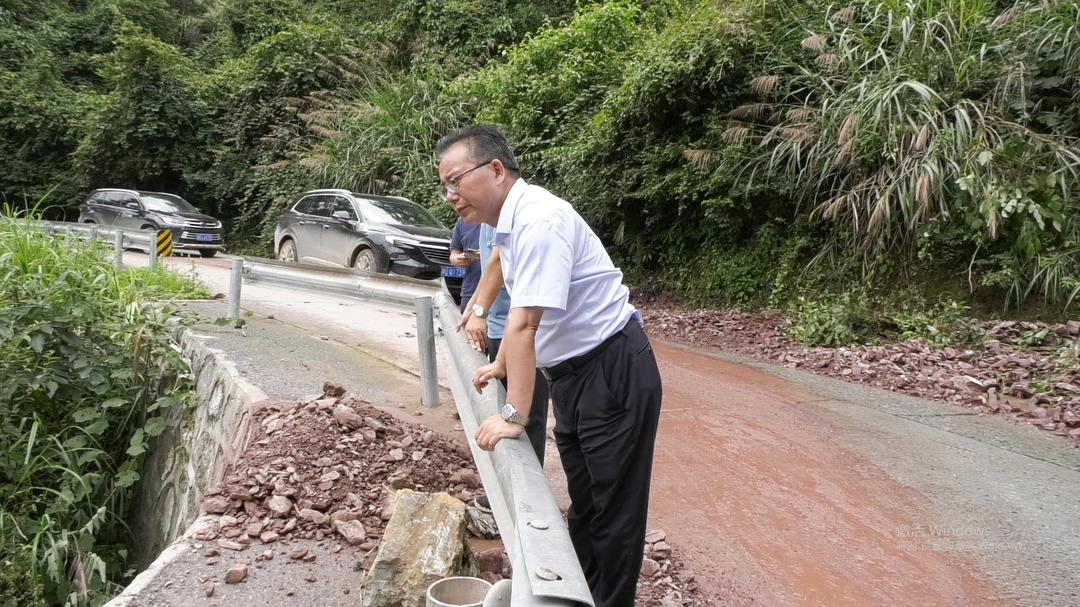 邓晓东深入岩头寨镇查看道路受损与通信情况