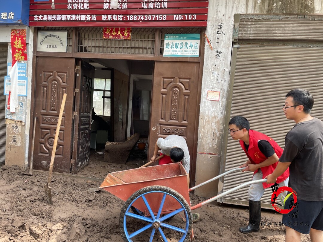 岩头寨镇：党员带头打先锋  筑牢抗洪三道墙
