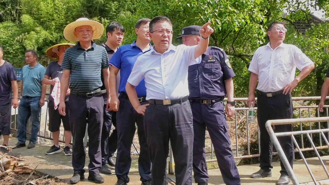 邓晓东带队开展灾后重建及道路交通安全工作调研