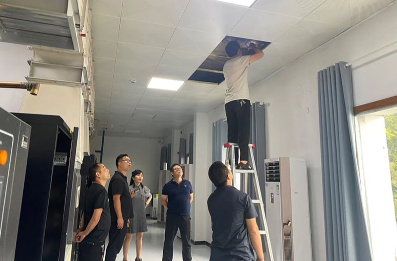 省微波总站站长贾清亮一行深入五里坡微波站检查指导工作