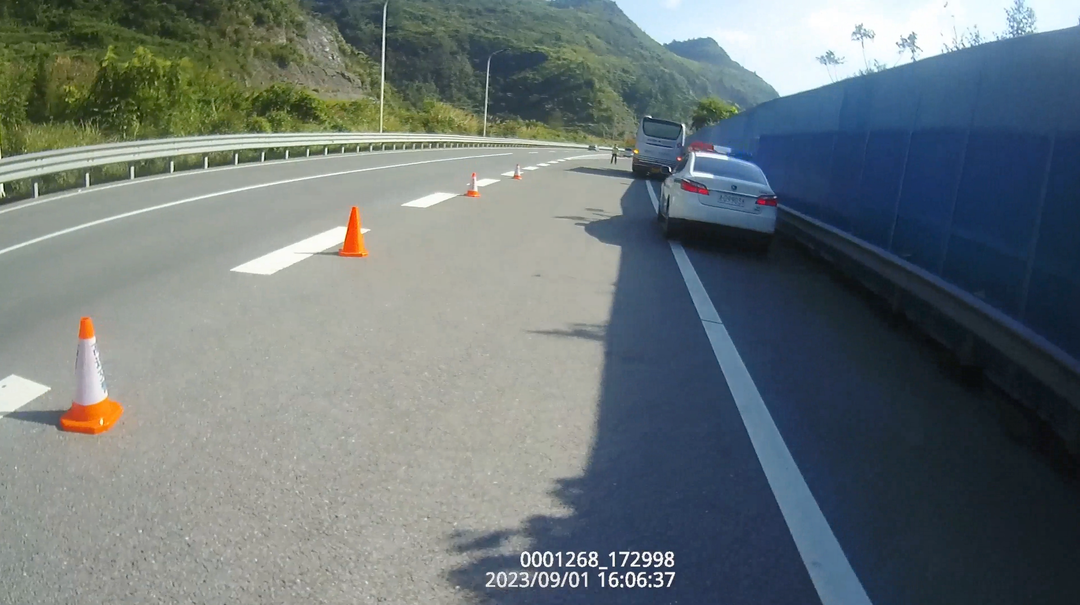 湘西古丈：22名乘客被困高速 高速交警暖心救援