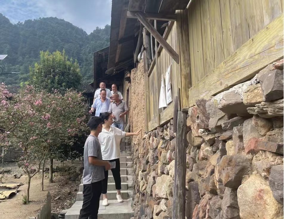 怀化市人大常委会副主任向建平一行来古丈县高峰镇调研清廉乡村、乡村振兴工作