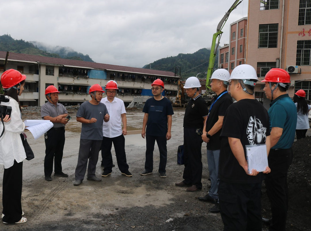 湘西州人大代表、政协委员联合调研组深入古丈一中调研特立教学楼项目建设