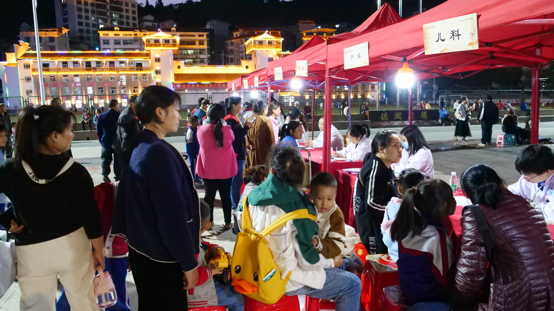 湘西州民族中医院联合古丈县中医院开展义诊夜市，免费看病送药