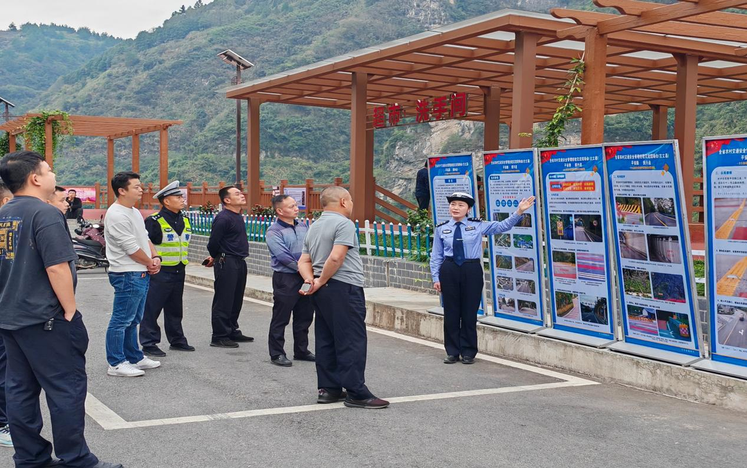 湘潭市公安局交警支队观摩交流学习古丈县示范路创建工作