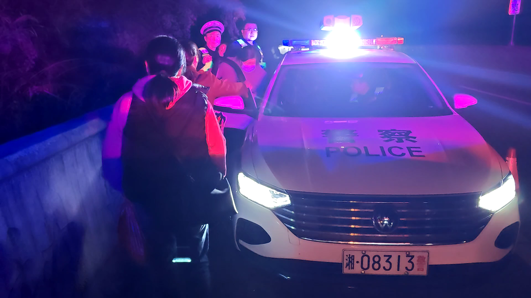 湘西古丈：客车突发故障 高速交警暖心救援