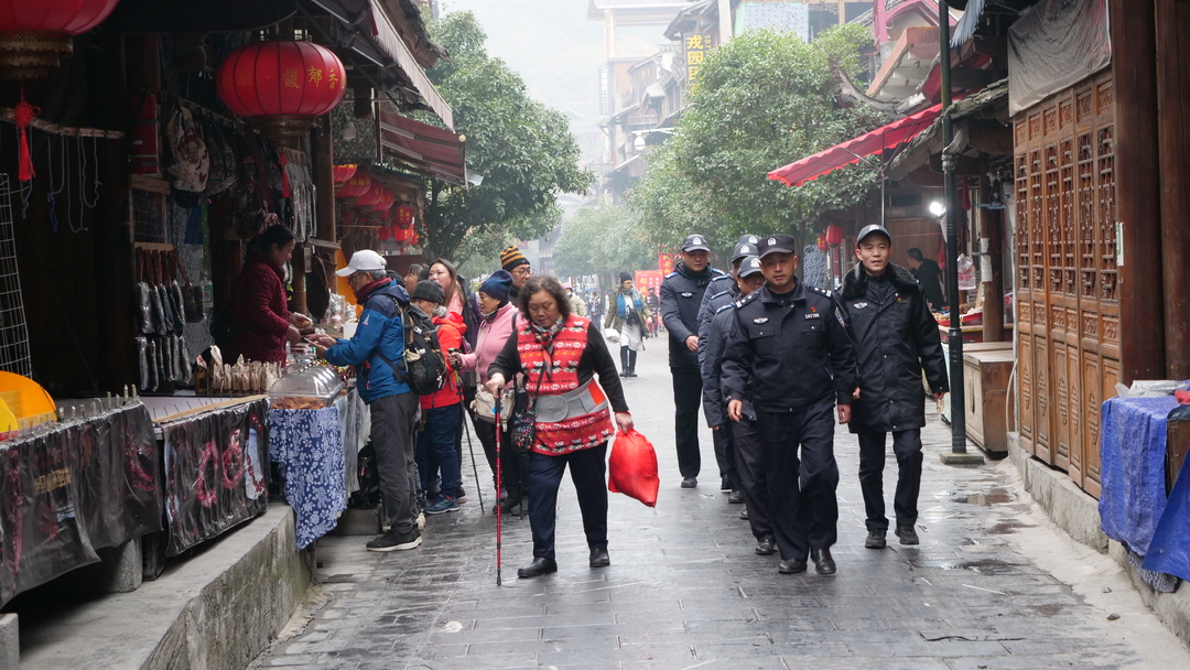 古丈：加强墨戎苗寨景区节假日巡查，确保游客安全