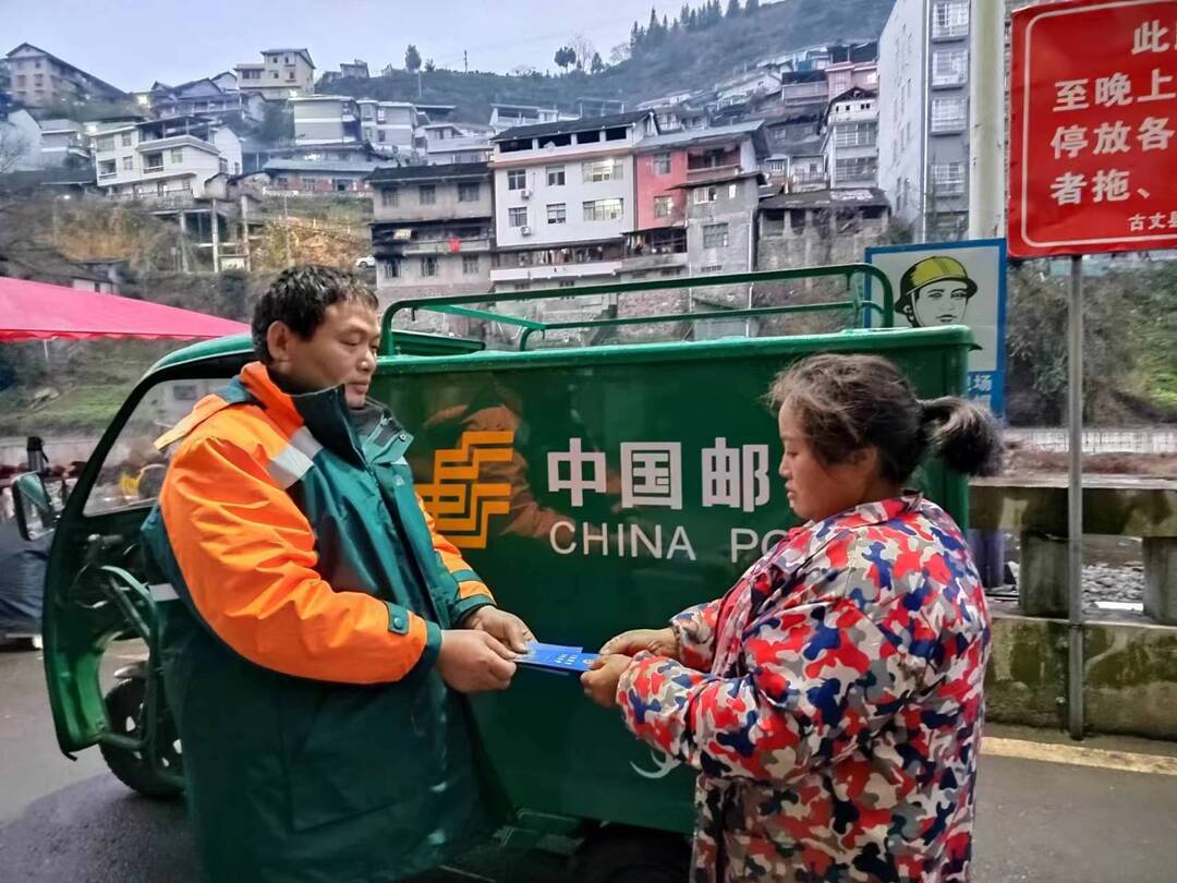 彭仕华：行走的交通安全宣传者