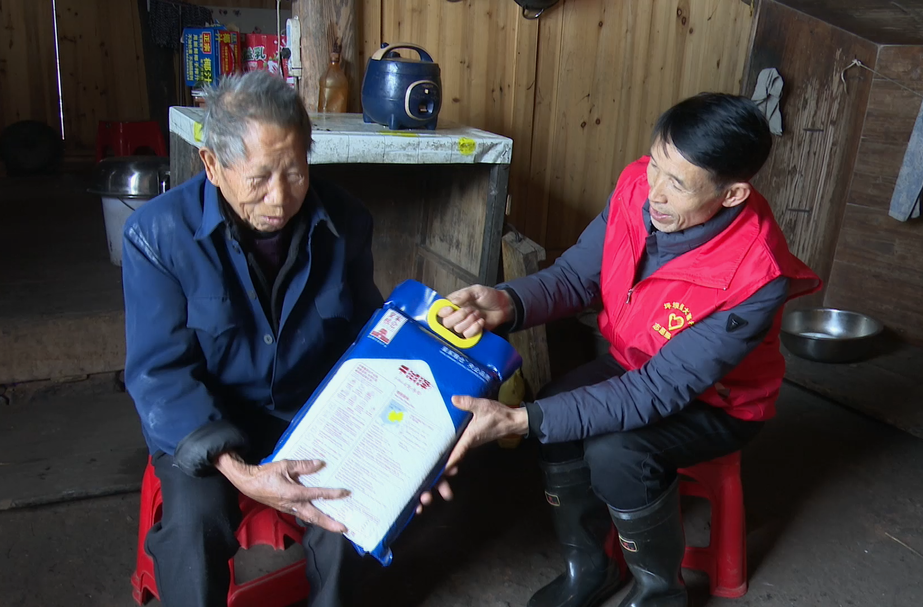 记者直击战“雪”一线|党员张仕平：天气冷但心不能冷

