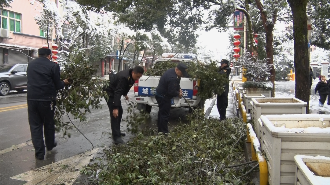 扫雪除冰保畅通 湘西古丈城管在行动