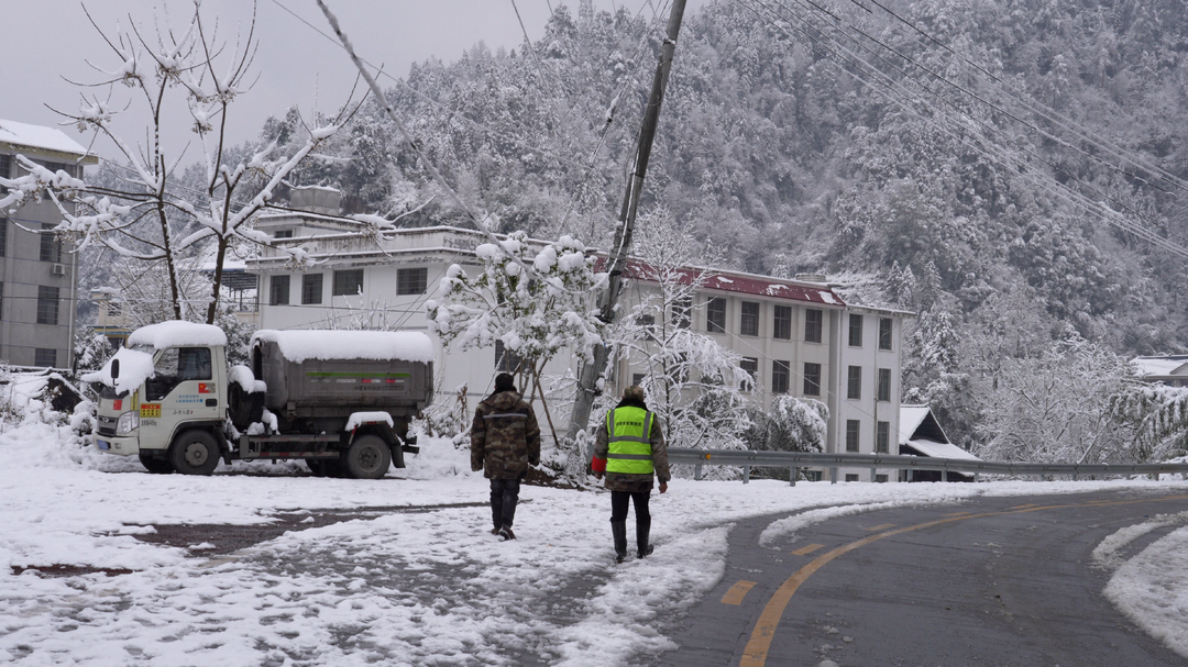 冰雪中的坚守：一位交通劝导员的故事