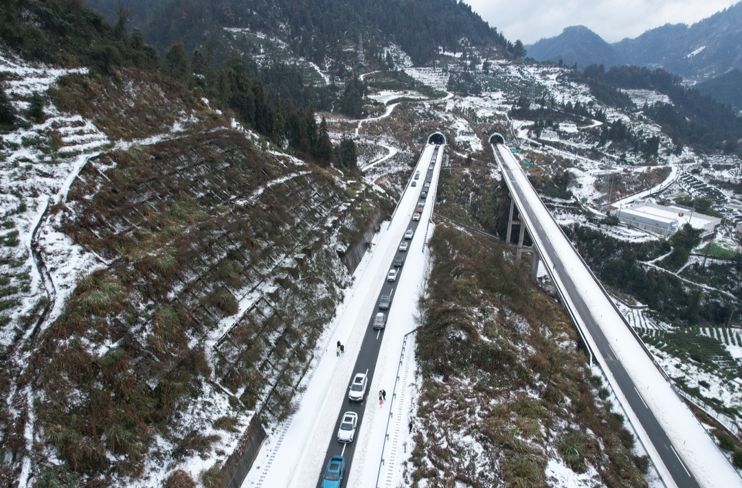 湘西古丈：龙吉高速古丈段  全力迎战冰雪保畅通