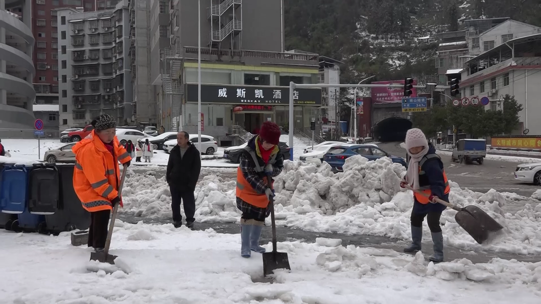 湘西古丈：环卫工迎雪而上，扫雪除冰保畅通