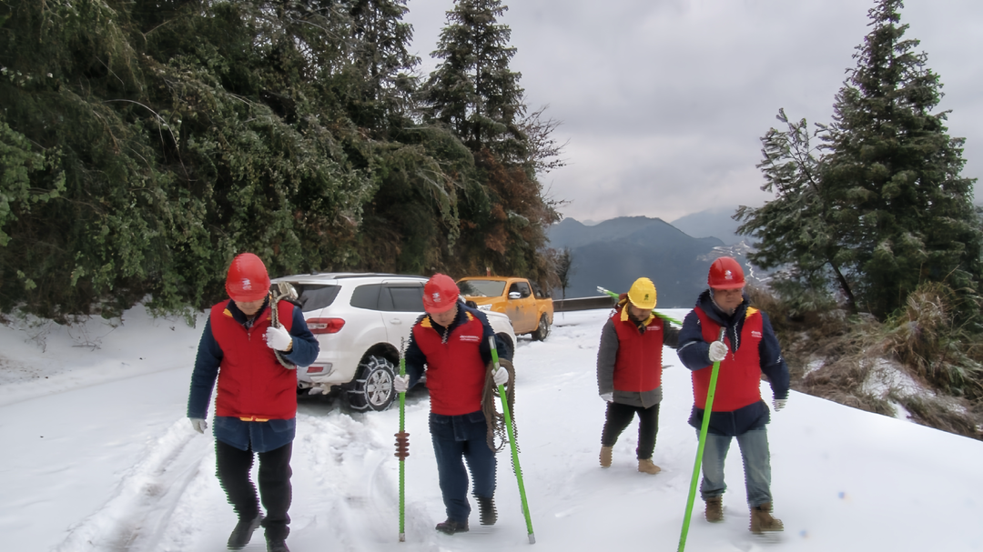 湘西古丈：应对寒潮抗低温 冒雪巡检保供电