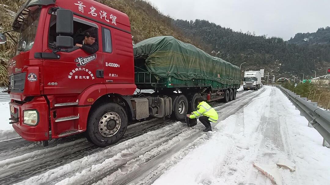 永吉高速昼夜奋战暴风雪保障道路畅通