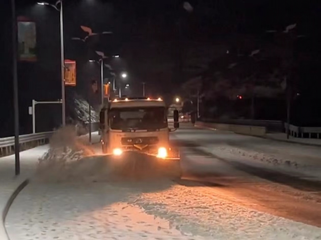 湘西古丈：县公路建设养护中心应对低温雨雪冰冻天气