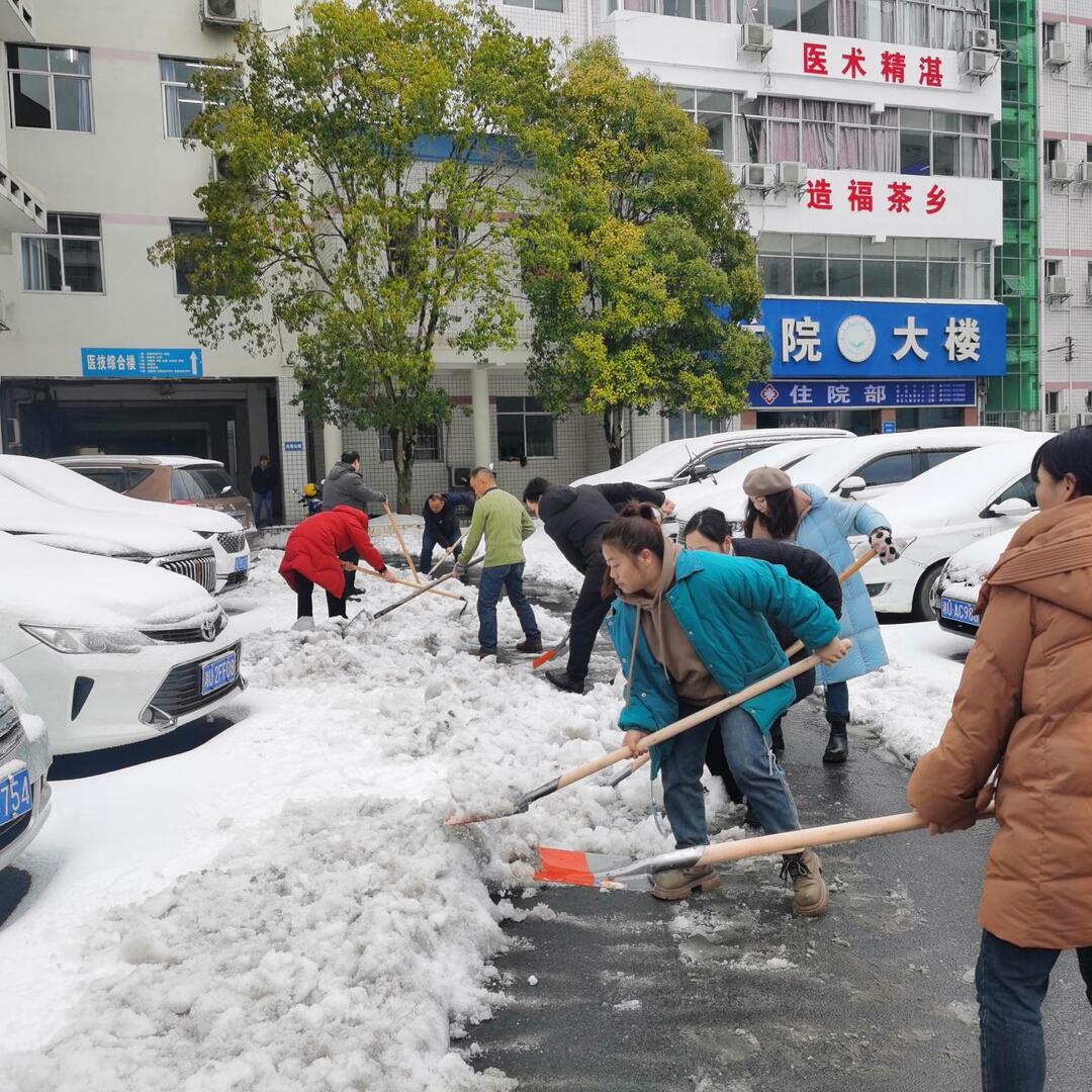 ﻿铲雪除冰保就医，齐心协力暖人心