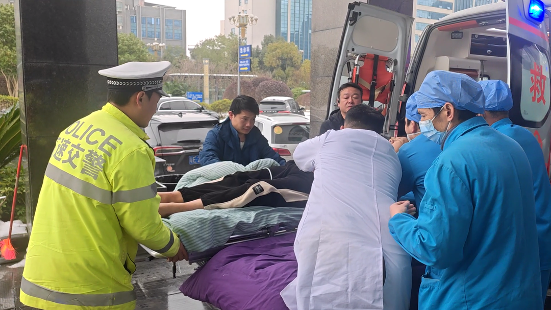 湘西古丈：警医联动 雪天暖心救援