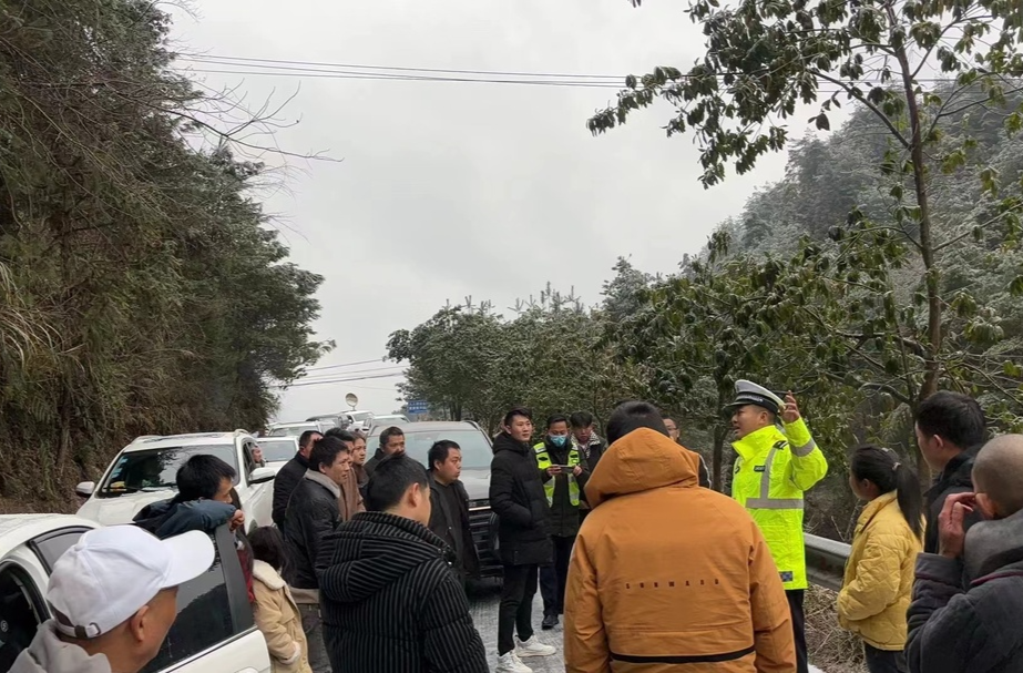 冰雪阻断返程路 湘西古丈公安交警暖心服务救援过境高速分流群众