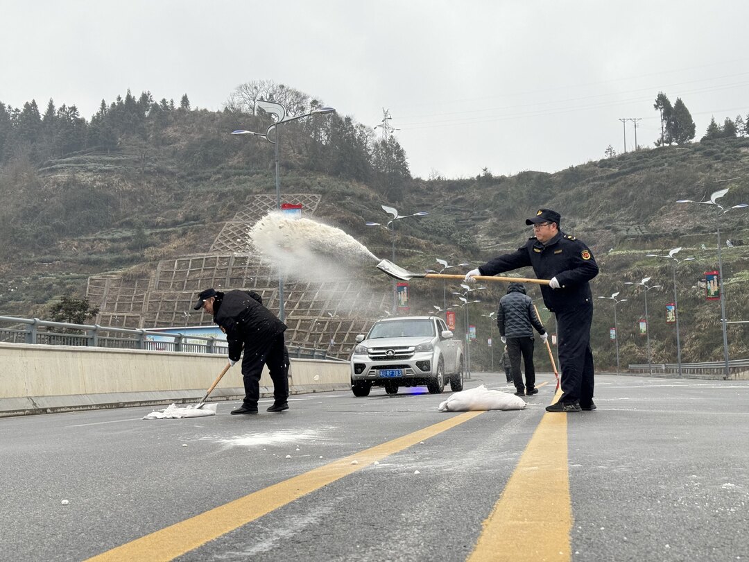 部门联合：铲冰撒盐 保障路面安全通行